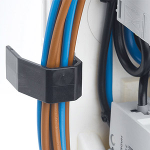 Щитки Golf VS Простая, удобная работа с кабелем и его фиксация. Патентованное устройство фиксации кабеля на скобах или стандартных стяжках.