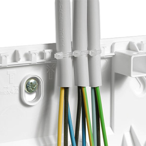 Мини-щитки GD Разгрузка кабеля от натяжения (крепление кабеля для предотвращения непреднамеренного вытягивания) при помощи кабельных зажимов.